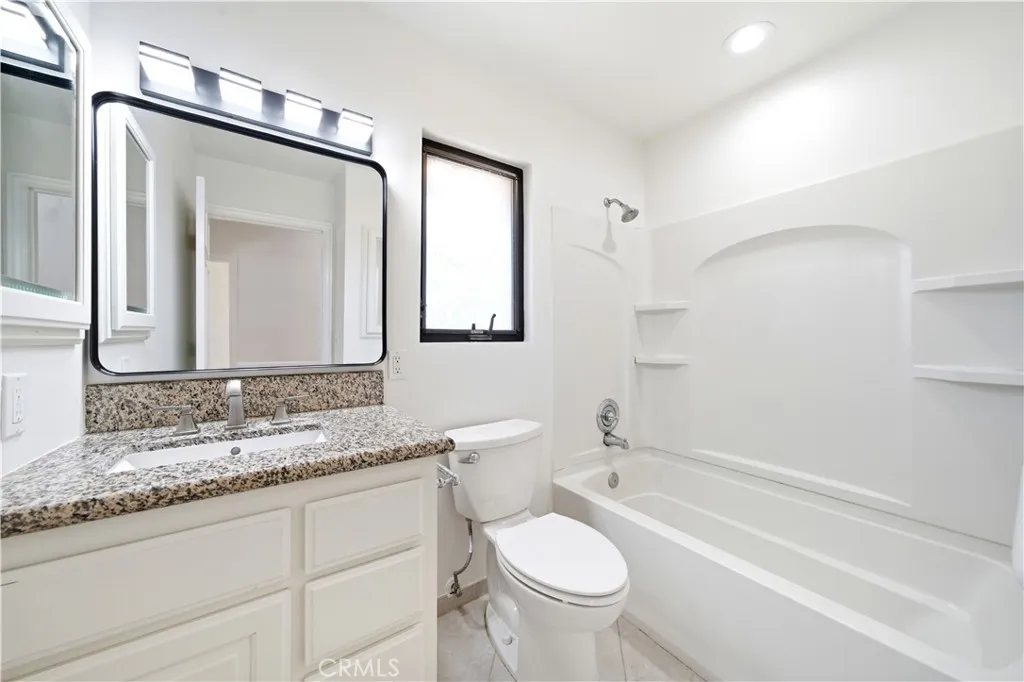 2nd Floor - Full Bathroom w/ Shower/Tub