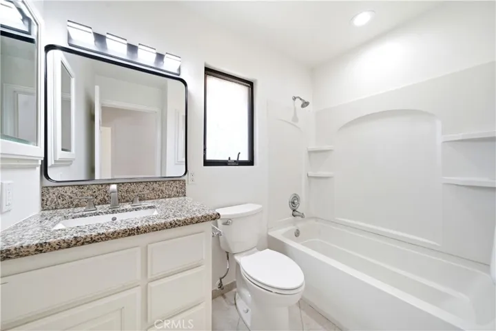 2nd Floor - Full Bathroom w/ Shower/Tub
