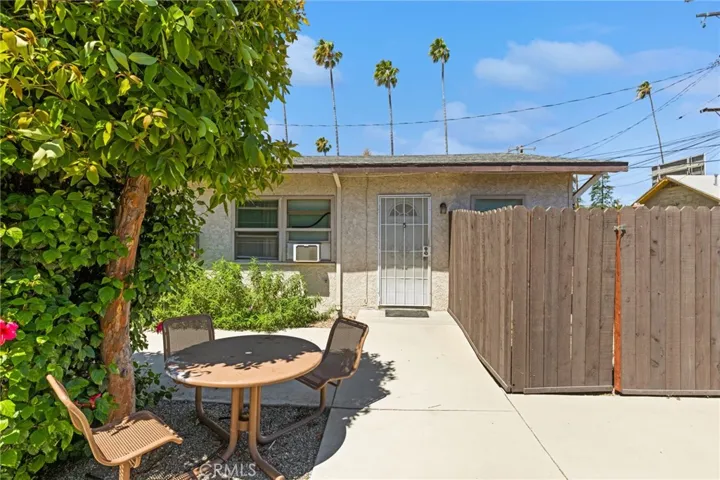 ~UNIT 5 // 584sqft