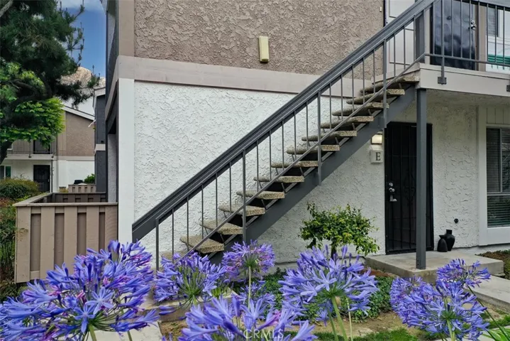 Lower corner unit