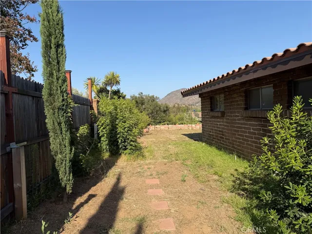 Spacious Side Yard