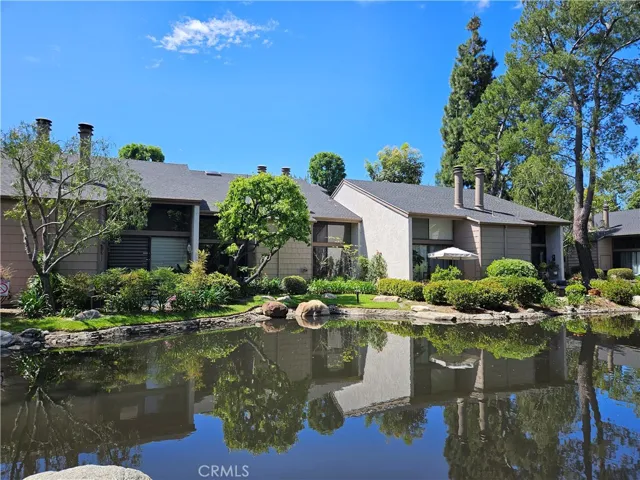 Dreaming to have a home by the lake?