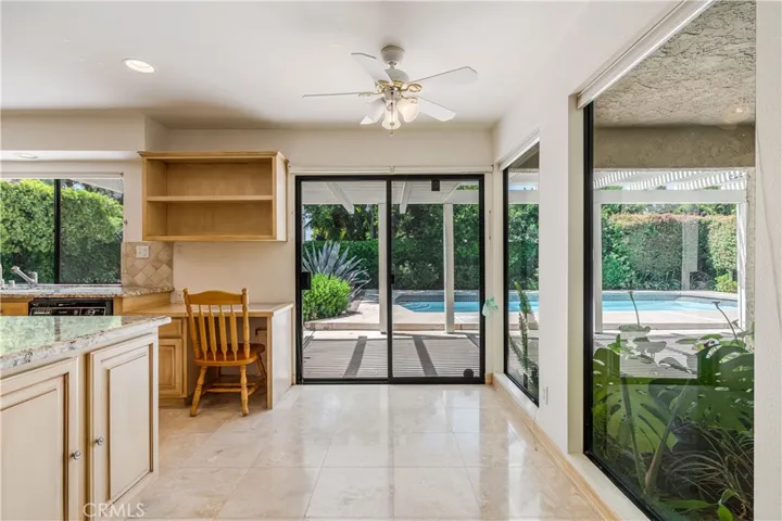 Breakfast Area with view of Atrium