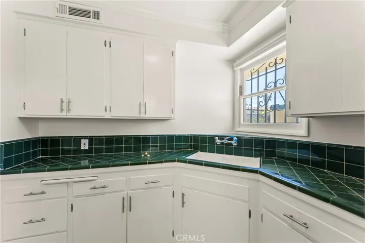 1745 N Mariposa, Los Angeles, California 90027