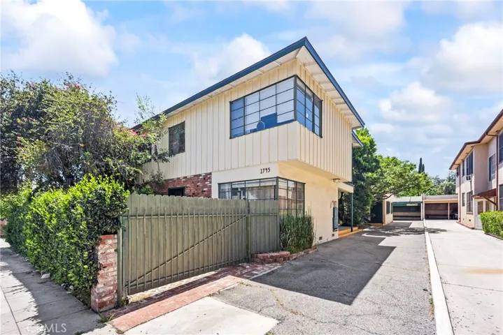 1745 N Mariposa, Los Angeles, California 90027