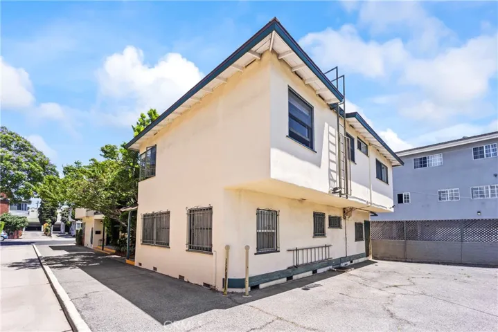 1745 N Mariposa, Los Angeles, California 90027