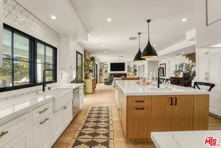 18321 Lake Encino Drive, Encino, California 91316