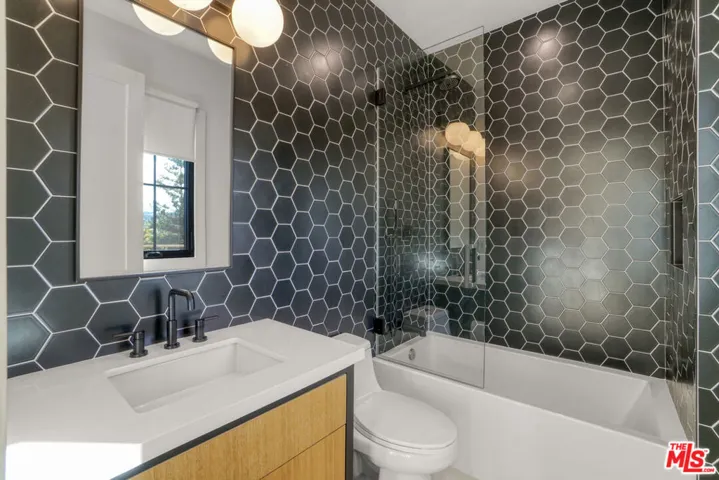 18321 Lake Encino Drive, Encino, California 91316