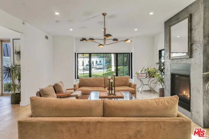 18321 Lake Encino Drive, Encino, California 91316