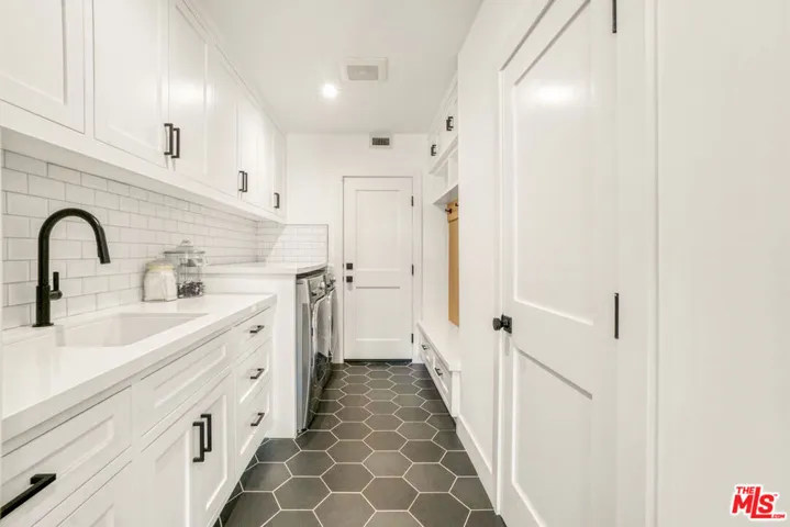 18321 Lake Encino Drive, Encino, California 91316