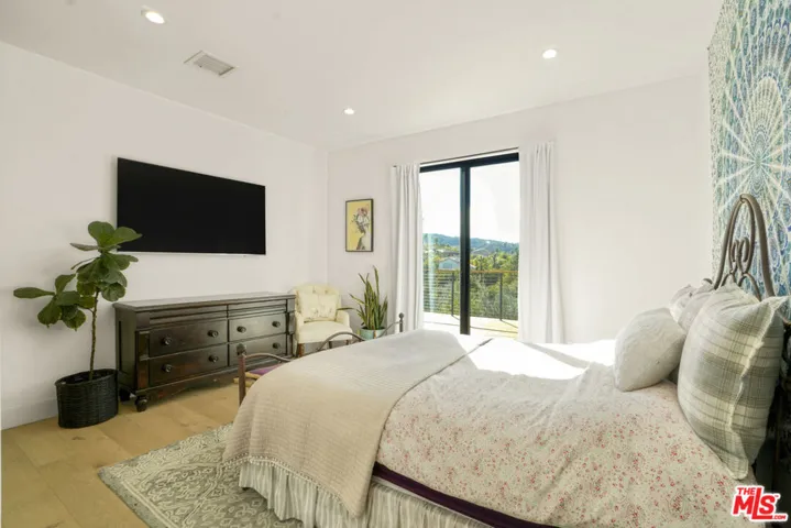 18321 Lake Encino Drive, Encino, California 91316