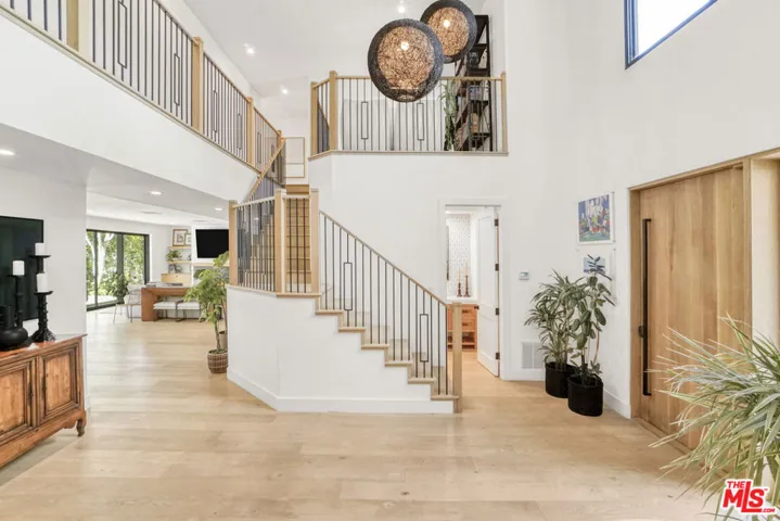 18321 Lake Encino Drive, Encino, California 91316
