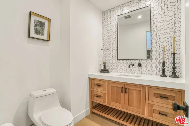 18321 Lake Encino Drive, Encino, California 91316