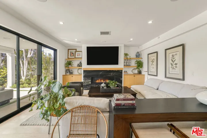 18321 Lake Encino Drive, Encino, California 91316