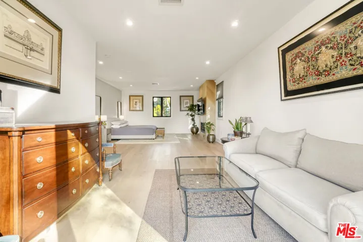 18321 Lake Encino Drive, Encino, California 91316