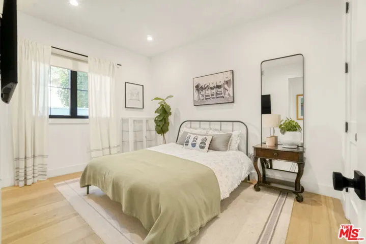 18321 Lake Encino Drive, Encino, California 91316