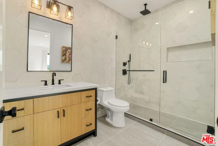 18321 Lake Encino Drive, Encino, California 91316