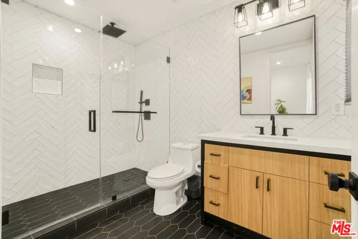 18321 Lake Encino Drive, Encino, California 91316