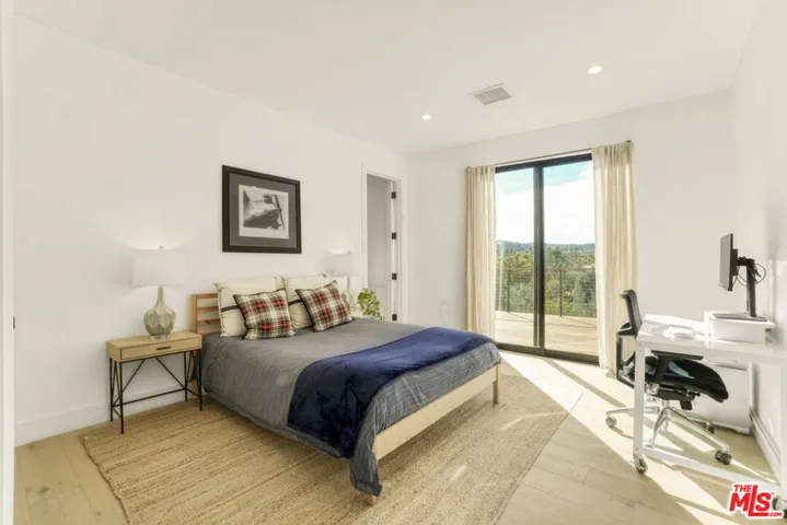 18321 Lake Encino Drive, Encino, California 91316