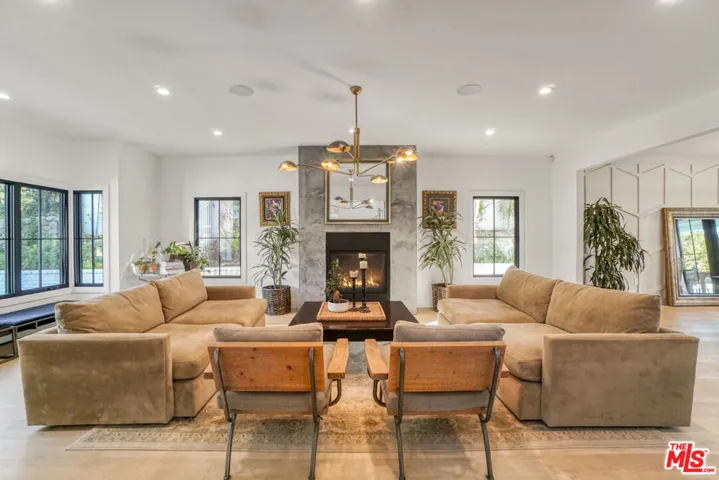 18321 Lake Encino Drive, Encino, California 91316