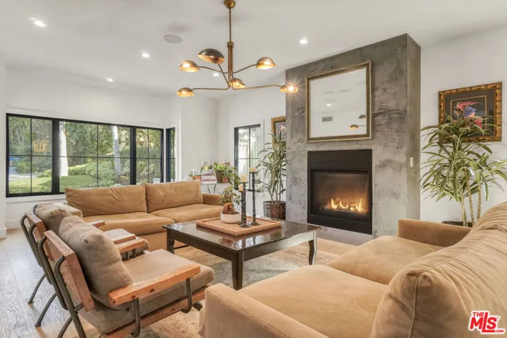 18321 Lake Encino Drive, Encino, California 91316