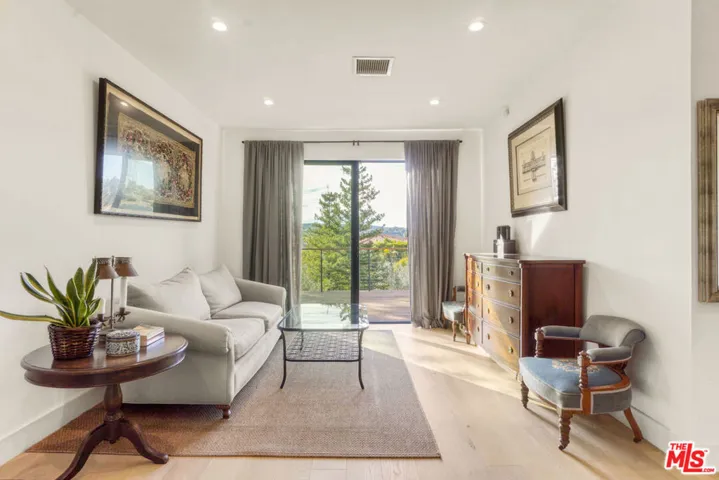 18321 Lake Encino Drive, Encino, California 91316