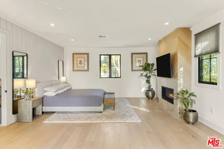 18321 Lake Encino Drive, Encino, California 91316