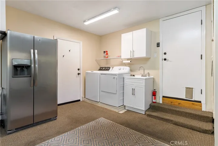 Washer/Dryer and fridge included