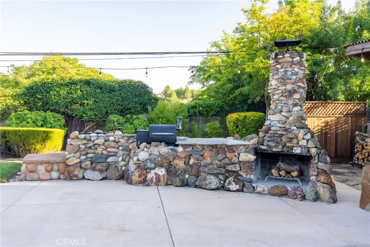 Outdoor fireplace and multiple BBQ options