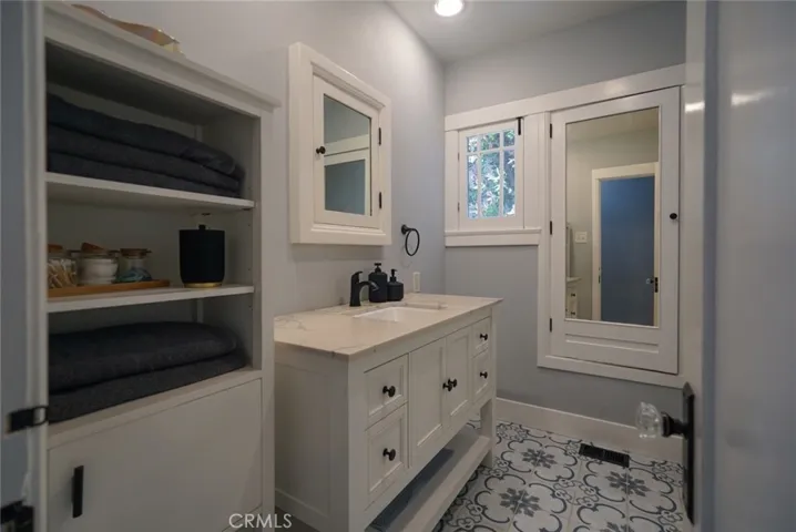 24 Lindero, Long Beach, California 90803