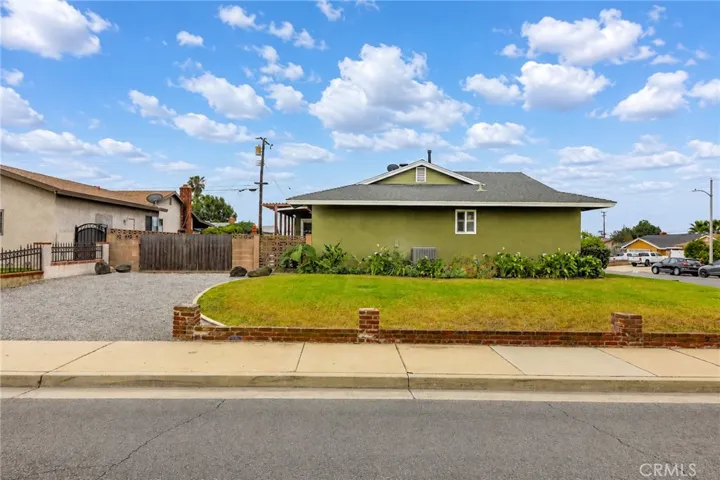 Gravel side/access to rear yard/rv area