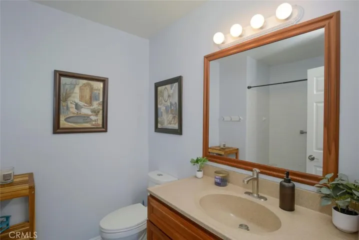 Upstairs full bath with tub/shower