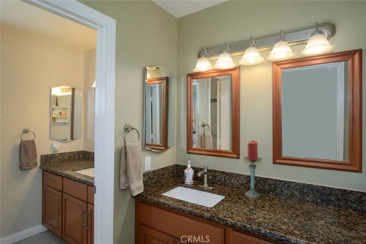 His and hers individual sink/vanity areas