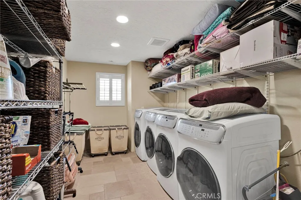 Laundry room w/double hook ups

