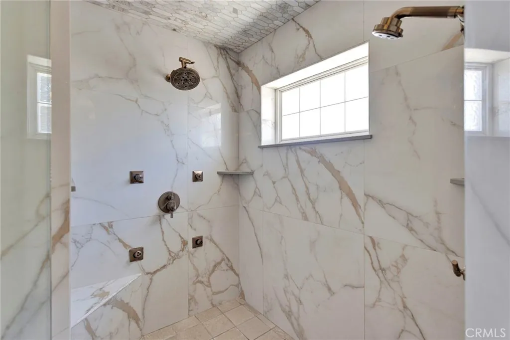 Master bathroom shower w/dual shower heads