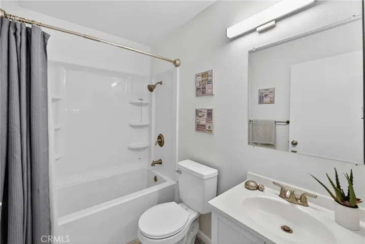 Secondary full bathroom