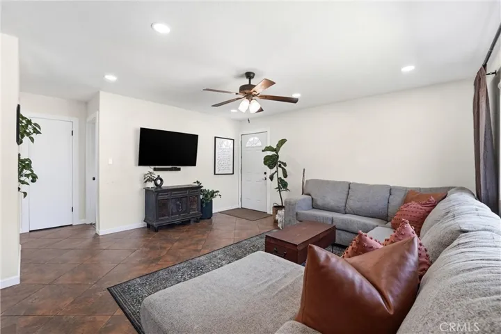 7183 Olive, Highland, California 92346