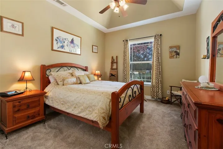 Secondary bedroom with ceiling fan