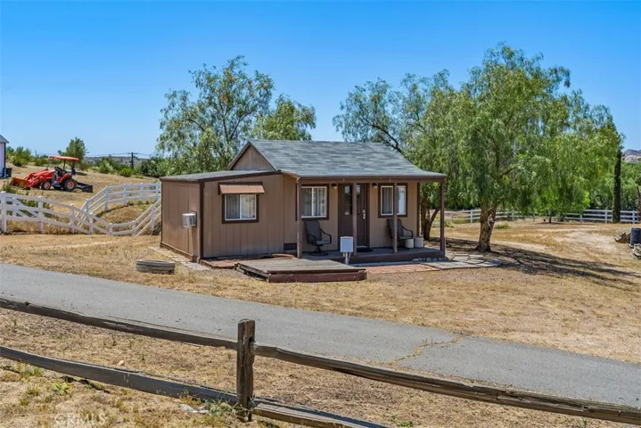 Charming guest home with porch - perfect for guests, caretakers quarters or rental income
