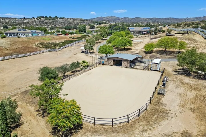 4 stall barn, sand arena & paddock with shelter
