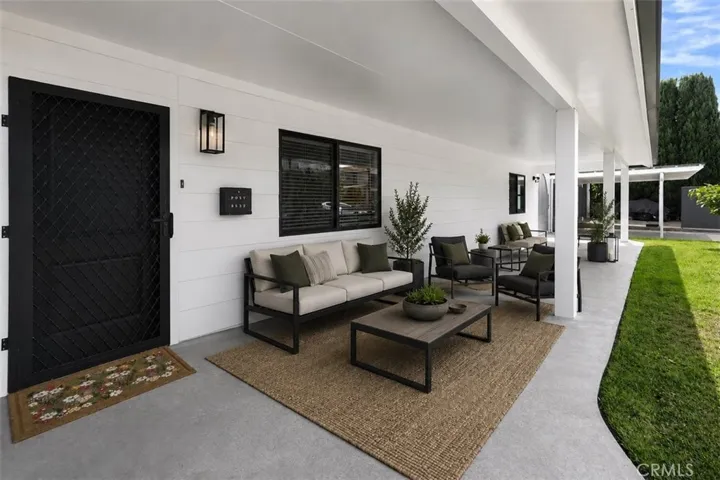 VIRTUAL STAGING - this home awaits your new imaginations.