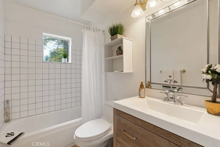 Main bathroom with tub and shower