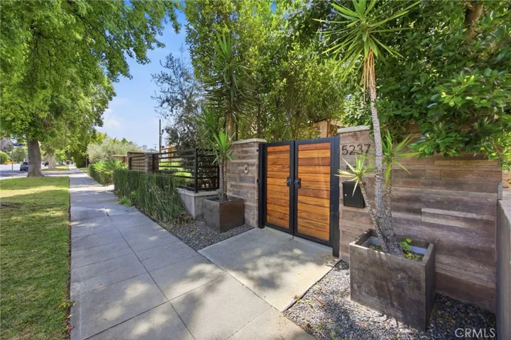 5237 Topanga Canyon, Woodland Hills, California 91364