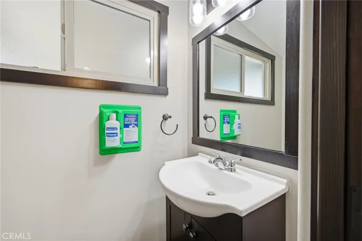 5237 Topanga Canyon, Woodland Hills, California 91364