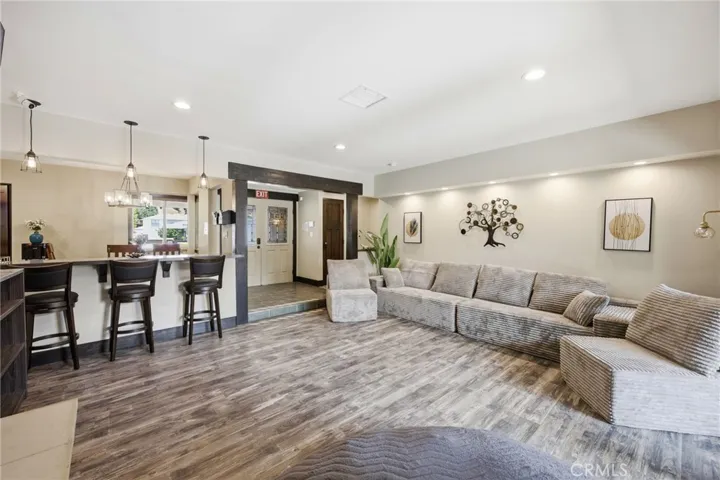 5237 Topanga Canyon, Woodland Hills, California 91364
