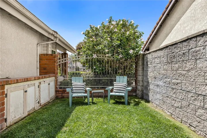 Side yard could also make a great dog run.
