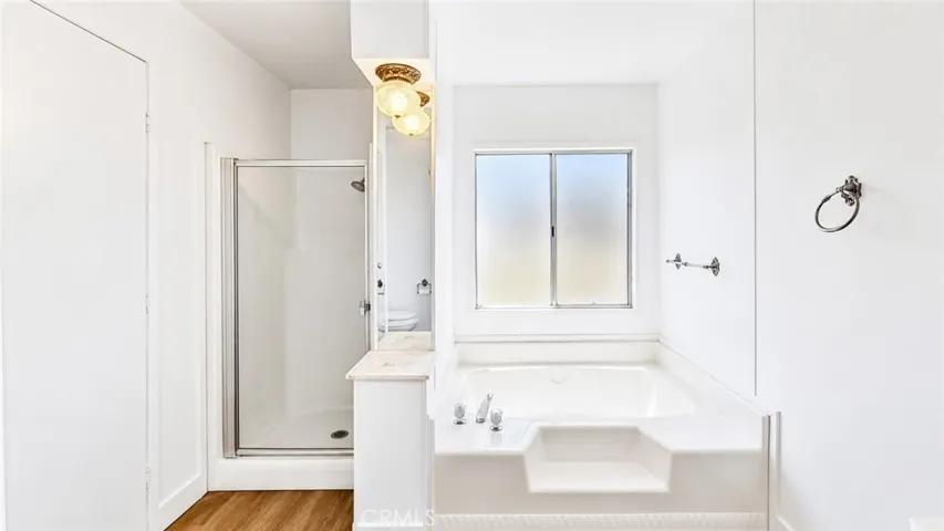 Main bathroom shower and bathtub