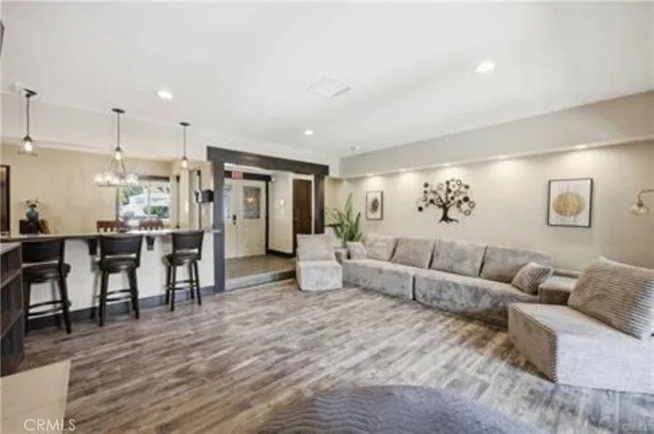 5237 Topanga Canyon, Woodland Hills, California 91364