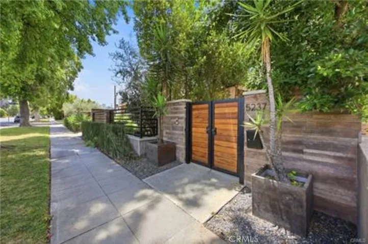 5237 Topanga Canyon, Woodland Hills, California 91364