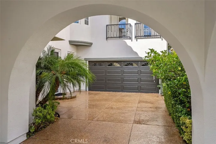 Porto-coche're to the spacious 2-car garage